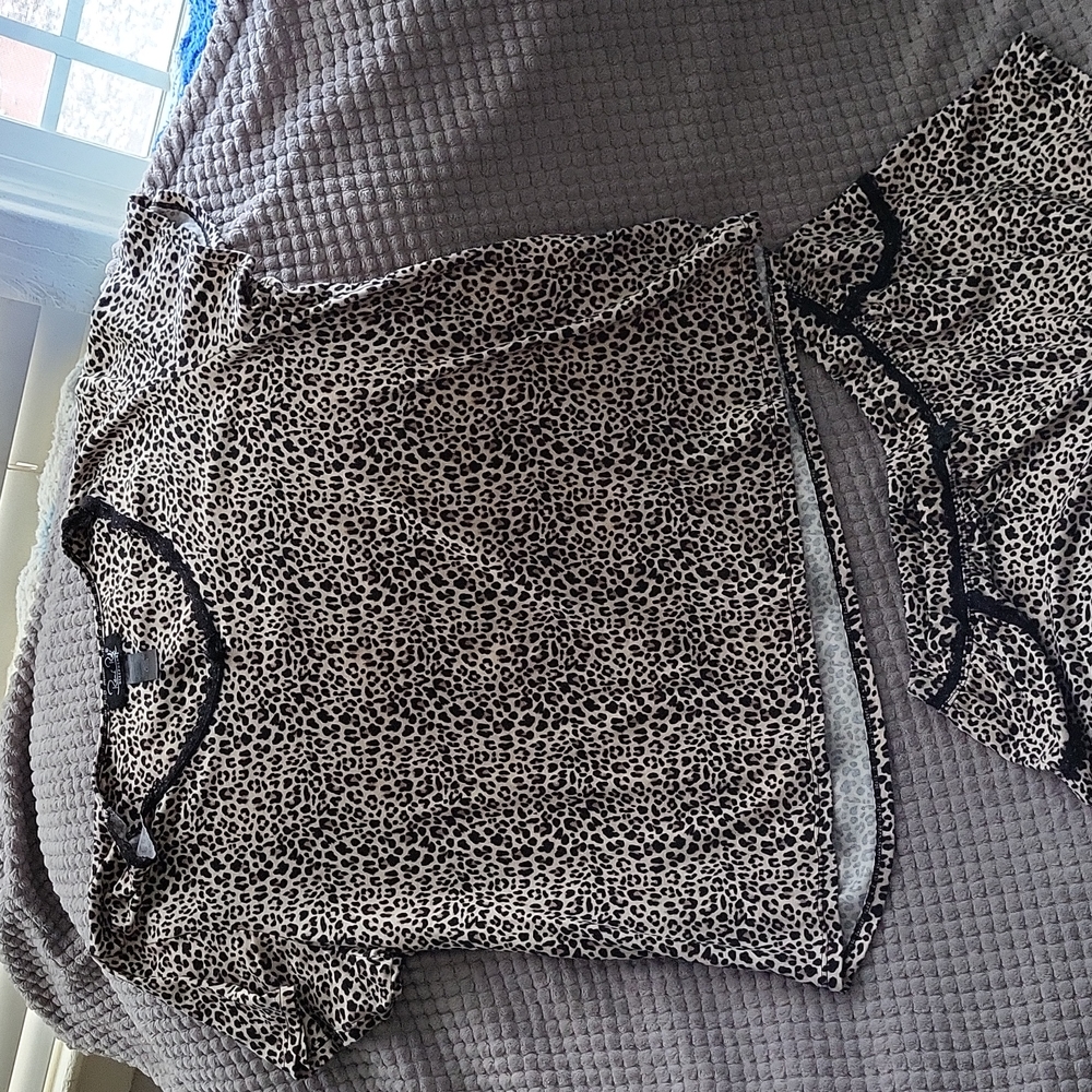 Renée Rofé sleepwear leopard pajamas size large